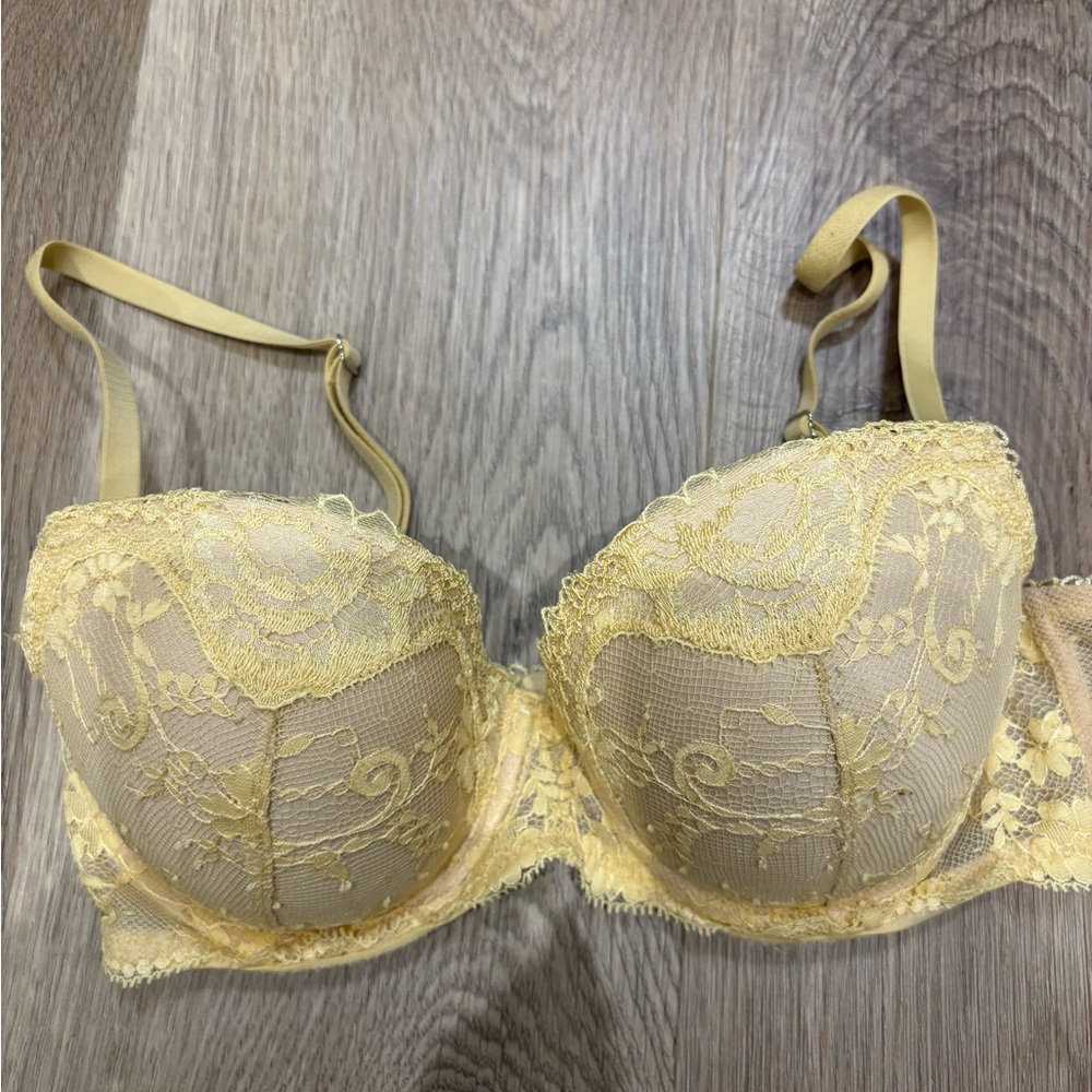 Victoria’s Secret dream Angels Demi Elegant Lace Underwire Bra in Yellow. 32D